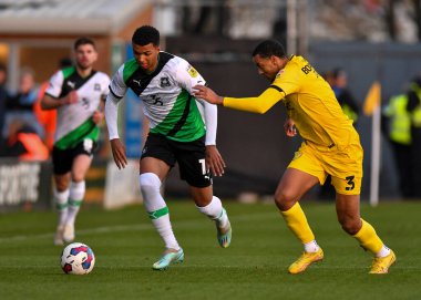 Plymouth Argyle forveti Morgan Whittaker (19), Burton Borthwick-Jackson (3) maçında Burton Albion 'a karşı Plymouth Argyle' a karşı Trent, İngiltere 'deki Pirelli Stadyumu' nda hücum ederek Burton Borthwick-Jackson 'ı geçti.