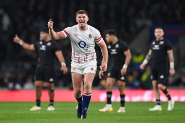 İngiltere 'den Owen Farrell, 19 Kasım 2022' de Twickenham Stadyumu 'nda oynanan İngiltere - Yeni Zelanda maçında takımına talimat verdi.