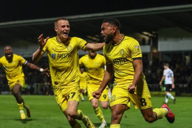 Burton Albion 'dan Adrian Mariappa, 19 Kasım 2022 tarihinde İngiltere' nin başkenti Trent 'te oynanan Sky Bet 1 karşılaşmasında Burton Albion' a karşı Plymouth Argyle maçında 2-2 'lik galibiyetini kutluyor.