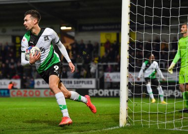 Gol Plymouth Argyle forveti Ryan Hardie (9), 19 Kasım 2022 tarihinde İngiltere 'nin Trent üzerine Burton' daki Pirelli Stadyumu 'nda oynanan Sky Bet 1 karşılaşmasında Burton Albion' a karşı Plymouth Argyle maçında 1-1 'lik galibiyet elde etme golünü kutluyor.