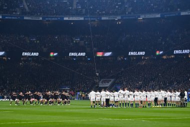 İngiltere, 19 Kasım 2022 'de Twickenham, İngiltere' nin Twickenham Stadyumu 'nda oynanan İngiltere - Yeni Zelanda uluslararası karşılaşması öncesinde Yeni Zelanda Haka ile karşılaşacak.