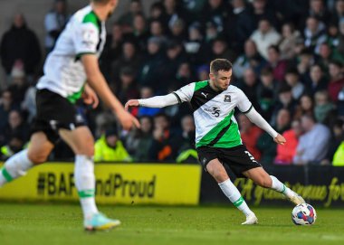 Plymouth Argyle defans oyuncusu Macaulay Gillesphey (3), 19 Kasım 2022 tarihinde İngiltere 'nin başkenti Trent' te oynanan Sky Bet 1 karşılaşmasında Burton Albion 'a karşı Plymouth Argyle maçında topu geçti.