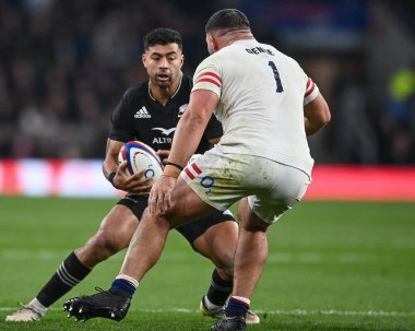 Yeni Zelandalı Richie Mo 'unga, İngiltere' nin Ellis Genge ile 19 Kasım 2022 'de Twickenham, İngiltere' nin Twickenham Stadyumu 'nda oynanan İngiltere - Yeni Zelanda maçında karşılaşacak.