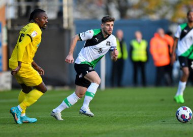 Plymouth Argyle orta saha oyuncusu Joe Edwards (8) 19 Kasım 2022 tarihinde İngiltere 'nin Trent kentindeki Pirelli Stadyumu' nda oynanan Sky Bet 1 karşılaşmasında Burton Albion 'a karşı Plymouth Argyle' a saldırdı.