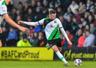 Plymouth Argyle defans oyuncusu Macaulay Gillesphey (3), 19 Kasım 2022 tarihinde İngiltere 'nin başkenti Trent' te oynanan Sky Bet 1 karşılaşmasında Burton Albion 'a karşı Plymouth Argyle maçında topu geçti.