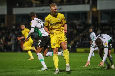 Burton Albion 'dan Sam Hughes # 5, 19 Kasım 2022' de İngiltere 'nin Trent kentindeki Pirelli Stadyumu' nda oynanan Gökyüzü İddia Ligi 1 maçında Burton Albion - Plymouth Argyle maçında hayal kırıklığı yaşadı.