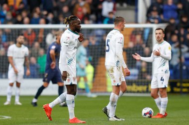 Tranmere Rovers 'dan Dynel Simeu # 26 numara kırmızı kart aldı ve Tranmere Rovers' dan Lee O 'Connor # 4 numara 19 Kasım 2022' de Birkenhead, İngiltere 'deki Prenton Park' ta oynanan Sky Bet 2 karşılaşmasında tepki gösterdi.