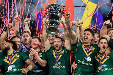 Avustralyalı James Tedesco, Mens Rugby Ligi Dünya Kupası Kupasını kaldırdı ve takım arkadaşlarıyla birlikte 19 Kasım 2022 'de Old Trafford, Manchester, Birleşik Krallık' ta oynanan 2021 Dünya Rugby Ligi Finali 'nde Samoa' ya karşı kazandığı zaferi kutladı.