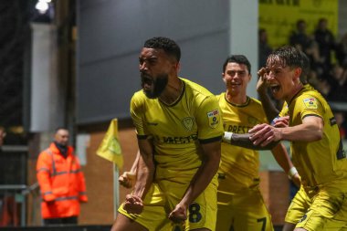 Burton Albion 'dan Adrian Mariappa, 19 Kasım 2022 tarihinde İngiltere' nin başkenti Trent 'te oynanan Sky Bet 1 karşılaşmasında Burton Albion' a karşı Plymouth Argyle maçında 2-2 'lik galibiyetini kutluyor.