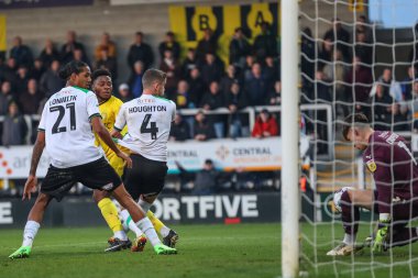 Burton Albion 'dan Bobby Kamwa # 39, 19 Kasım 2022 tarihinde İngiltere' nin Trent kentindeki Pirelli Stadyumu 'nda oynanan Gökyüzü İddia Ligi 1 karşılaşmasında Burton Albion ve Plymouth Argyle maçında gol atma şansı yakaladı.