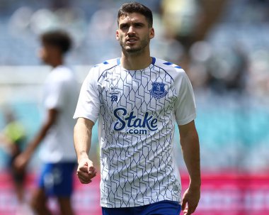 Everton 'dan Ruben Vinagre, 20 Kasım 2022' de Sidney 'deki Accor Stadyumu' nda oynanan Süper Kupa karşılaşmasından önce maçı izliyor.