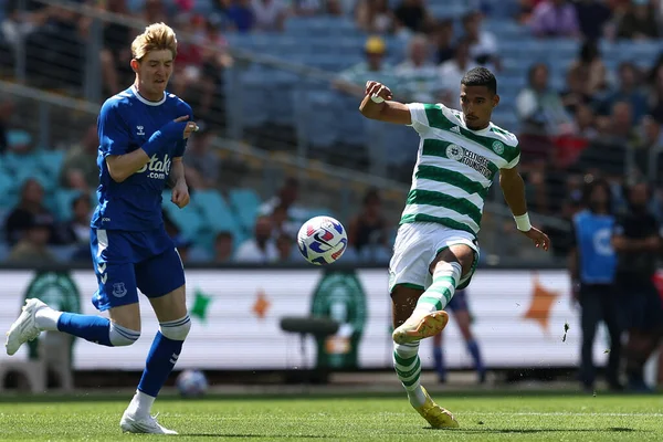 Celtic FC 'den Moritz Jenz, 20 Kasım 2022' de Sidney 'deki Accor Stadyumu' nda oynanan Süper Kupa karşılaşmasında topu atıyor.