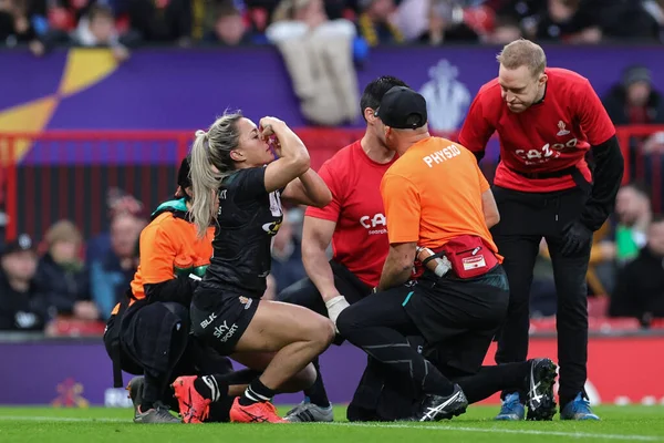在2022年11月19日于英国曼彻斯特的老特拉福德举行的女子橄榄球联盟世界杯决赛中 纽西兰的阿皮 尼科尔斯在鼻子上受到了治疗 — 图库照片