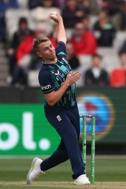 İngiltere 'den Sam Curran, 22 Kasım 2022' de Melbourne, Melbourne, Avustralya 'da oynanan ODI serisinde Avustralya' ya karşı oynuyor.