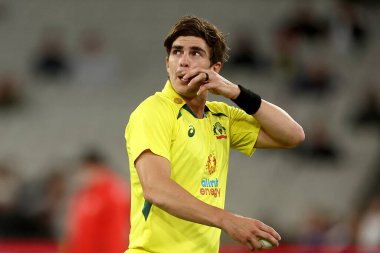 Avustralyalı Sean Abbott 22 Kasım 2022 'de Melbourne Cricket Ground, Melbourne, Avustralya' da oynanan Dettol ODI Serisi maçına bakıyor.