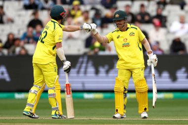 Avustralya 'dan David Warner ve Avustralya' dan Travis Head, 22 Kasım 2022 'de Melbourne Cricket Ground, Avustralya' da oynanan Dettol ODI Serisi Avustralya - İngiltere maçında görüldü.