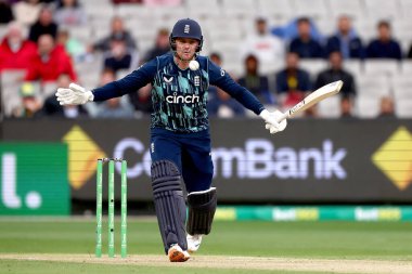 İngiliz Jason Roy, 22 Kasım 2022 'de Melbourne Cricket Ground, Melbourne, Avustralya' da oynanan detol ODI serisi Avustralya ile İngiltere maçında yarasa yarıştırdı.
