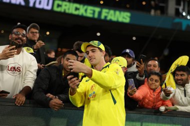  Avustralyalı Pat Cummins, 22 Kasım 2022 'de Melbourne Cricket Ground, Melbourne, Avustralya' da oynanan Dettol ODI Serisi karşılaşması sonrasında taraftarlarla poz verdi.