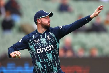 İngiltere 'den James Vince 22 Kasım 2022' de Melbourne, Melbourne, Avustralya 'da oynanan ODI serisi Avustralya - İngiltere maçında topu fırlattı.