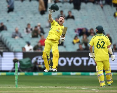 Avustralyalı David Warner 22 Kasım 2022 'de Melbourne Cricket Ground, Melbourne, Avustralya' da oynanan Dettol ODI Serisi karşılaşmasında 100 'e ulaşmasını kutluyor.