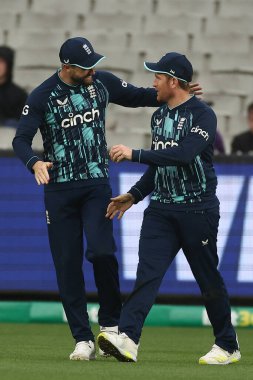  İngiltere 'den Chris Woakes ve İngiltere' den Liam Dawson 22 Kasım 2022 'de Melbourne, Melbourne, Avustralya' da oynanan Dettol ODI Serisi karşılaşmasını kutluyorlar.