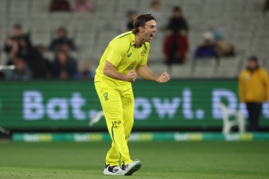  Avustralyalı Mitchell Marsh, 22 Kasım 2022 'de Melbourne, Melbourne, Avustralya' da oynanan Dettol ODI Serisi karşılaşmasında İngiliz Liam Dawson 'ın kalesini almasını kutluyor.