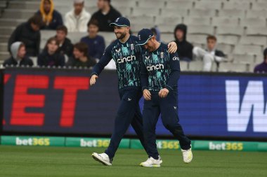  İngiltere 'den Chris Woakes ve İngiltere' den Liam Dawson 22 Kasım 2022 'de Melbourne, Melbourne, Avustralya' da oynanan Dettol ODI Serisi karşılaşmasını kutluyorlar.