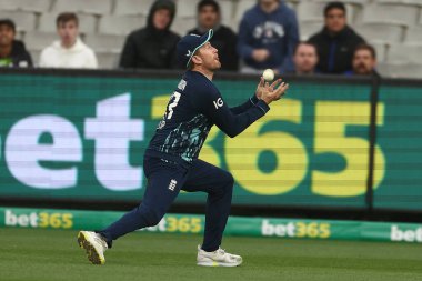  İngiliz Liam Dawson, 22 Kasım 2022 'de Melbourne, Melbourne, Avustralya' da oynanan ODI serisi Avustralya - İngiltere maçında topu yakaladı.