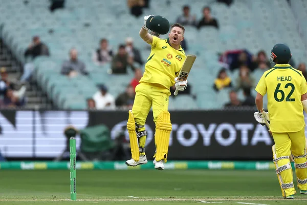 Avustralyalı David Warner 22 Kasım 2022 'de Melbourne Cricket Ground, Melbourne, Avustralya' da oynanan Dettol ODI Serisi karşılaşmasında 100 koşu kutladı.