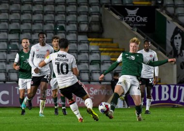 Plymouth Argyle orta saha oyuncusu William Jenkins Davies (44), Papa John 's Trophy karşılaşmasında Charlton Athletic orta saha oyuncusu Albie Morgan (10) ile top için mücadele etti.