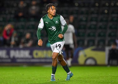 Plymouth Argyle orta saha oyuncusu Caleb Roberts (49) Papa John 's Trophy maçı sırasında Plymouth Argyle Charlton Athletic' e karşı Home Park, Plymouth, Birleşik Krallık, 22 Kasım 2022