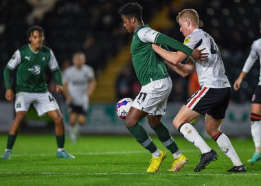 Plymouth Argyle forvet Niall Ennis (11), Papa John 's Trophy karşılaşmasında topu koruyor. Plymouth Argyle, Charlton Athletic' e karşı, Home Park, Plymouth, Birleşik Krallık, 22 Kasım 2022