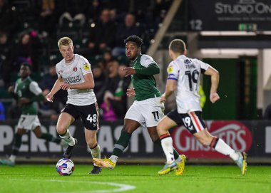 Plymouth Argyle forvet Niall Ennis (11) Papa John 's Trophy maçında topu ileri atıyor Plymouth Argyle, Charlton Athletic' e karşı Home Park, Plymouth, Birleşik Krallık, 22 Kasım 2022