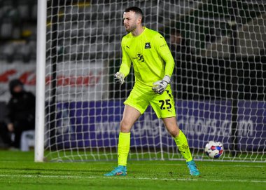 Plymouth Argyle kalecisi Callum Burton (25), 22 Kasım 2022 'de Home Park, Plymouth, İngiltere' de oynanan Papa John 's Trophy maçında topa vurmayı durduramadı.