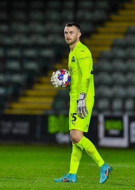 Plymouth Argyle kalecisi Callum Burton (25) Papa John 's Trophy maçı sırasında Plymouth Argyle Charlton Athletic' e karşı Home Park, Plymouth, İngiltere, 22 Kasım 2022