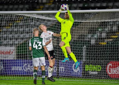 Plymouth Argyle kalecisi Callum Burton (25) Papa John 's Trophy maçında Plymouth Argyle, Charlton Athletic' e karşı 22 Kasım 2022 'de Home Park, Plymouth, İngiltere' de bir kurtarış yaptı.