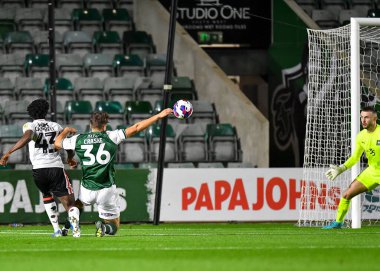 Plymouth Argyle defansı Finley Craske (36) Papa John 's Trophy karşılaşmasında defans yaptı Plymouth Argyle Charlton Athletic' e karşı Home Park, Plymouth, Birleşik Krallık, 22 Kasım 2022
