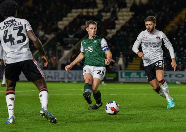 Plymouth Argyle orta saha oyuncusu Adam Randell (20), Papa John 's Trophy karşılaşmasında topu ileri atıyor. Plymouth Argyle, Charlton Athletic' e karşı Home Park, Plymouth, Birleşik Krallık, 22 Kasım 2022