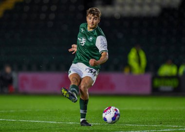 Plymouth Argyle defans oyuncusu Finley Craske (36), Papa John 's Trophy karşılaşmasında topu ileri atıyor. Plymouth Argyle, Charlton Athletic' e karşı Home Park, Plymouth, Birleşik Krallık, 22 Kasım 2022