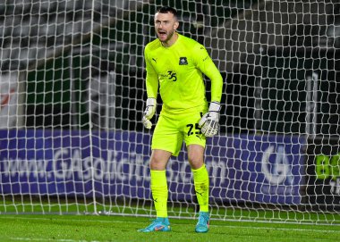 Plymouth Argyle kalecisi Callum Burton (25) Papa John 's Trophy maçı sırasında Plymouth Argyle Charlton Athletic' e karşı Home Park, Plymouth, İngiltere, 22 Kasım 2022