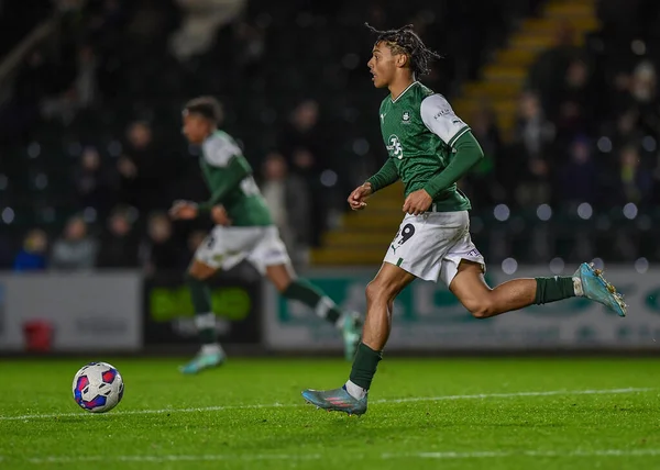 Plymouth Argyle orta saha oyuncusu Caleb Roberts (49), 22 Kasım 2022 'de İngiltere' nin Plymouth kentinde oynanan Papa John 's Trophy karşılaşmasında topla saldırıyor.