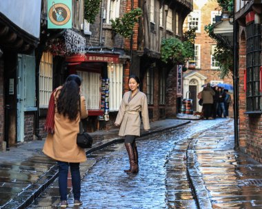 25 Kasım 2022 'de York City Centre, York' ta Kara Cuma 'da bir şahıs selfie için poz veriyor.