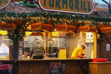 İşçiler Birmingham 'daki 25 Kasım 2022' de Birmingham City Centre, Brimingham 'daki Noel Pazarı için hazırlıklara başladılar.