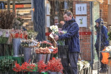 Bir tezgah sahibi çiçeklerini hazırlıyor York City Centre, York 'ta, 25 Kasım 2022