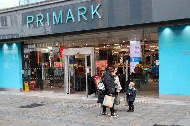 Newcastle City Center, Newcastle, İngiltere 'de 25 Kasım 2022' de Primark dışında Kara Cuma Alışverişçileri