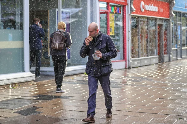 Man Having Bite Top Eat Rain Pours Black Friday York — Stock Photo, Image