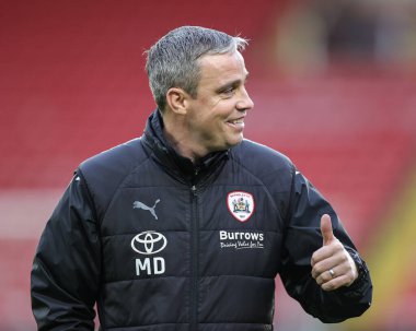 Barnsley teknik direktörü Michael Duff, 26 Kasım 2022 tarihinde Birleşik Krallık Oakwell, Barnsley 'de oynanan Emirates FA Cup 2. Raundunda genç taraftarları alkışlıyor.