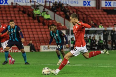 Barnsley 'li Josh Benson 26 Kasım 2022' de Oakwell, Barnsley, İngiltere 'deki Barnsley vs Crewe Alexandra maçında 3-0 berabere kaldığı için ceza aldı.