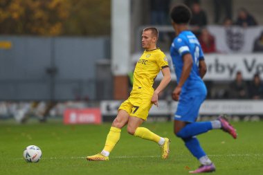 Burton Albion 'dan Tom Hamer 27 Kasım 2022 tarihinde İngiltere' nin Trent kentindeki Pirelli Stadyumu 'nda oynanan Burton Albion - Chippenham Town maçında topu geçiyor.