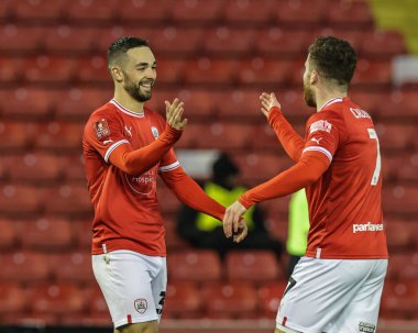 Barnsley 'den 30 numaralı Adam Phillips, Barnsley FA Cup 2. turunda Barnsley ile Crewe Alexandra arasındaki 26 Kasım 2022' de oynanan Oakwell, Barnsley, Birleşik Krallık karşılaşmasında Barnsley 'den Nicky Cadden ile 2-0 kazanma hedefini kutluyor.